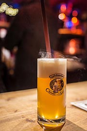 Spöckmeier's gestacheltes Bier wird mit einem heißen Metallstachel im Glas serviert (©Foto: Alxander Scharf)
